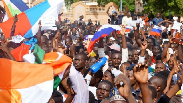 Привържениците на бунтовниците в Нигер развяват руски знамена. Снимка: Bloomberg