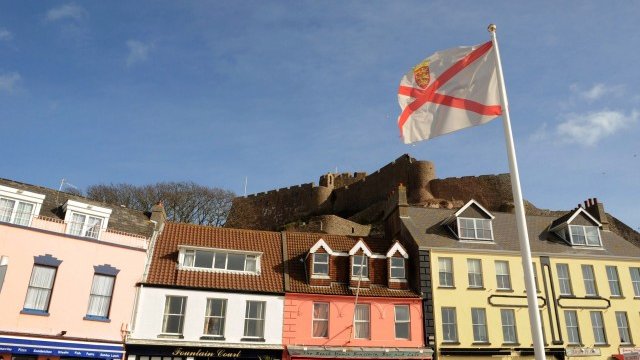 <p>
	Островите Джърси и Гърнси са водещите офшорни центрове в света. <em>Снимка: Ройтерс</em></p>
