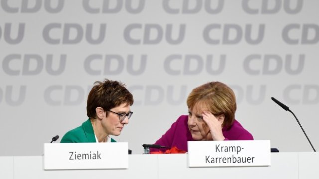 <p>
	Анагрет Крамп-Каренбауер и Ангела Меркел.<em> Снимка: Ройтерс</em></p>
