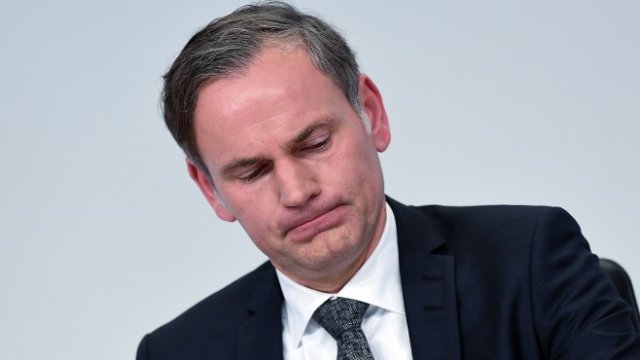 <p>
	Главният изпълнителен директор на Porsche Оливер Блуме. <em>Снимка: Ройтерс</em></p>
