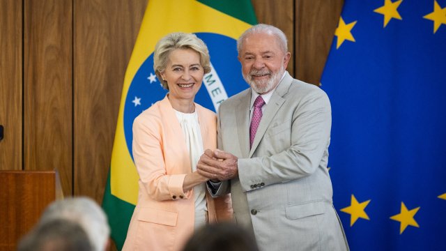 Председателят на ЕК Урсула фон дер Лайен (вляво) и президентът на Бразилия Луис Инасио Лула да Силва (вдясно). Снимка: Bloomberg