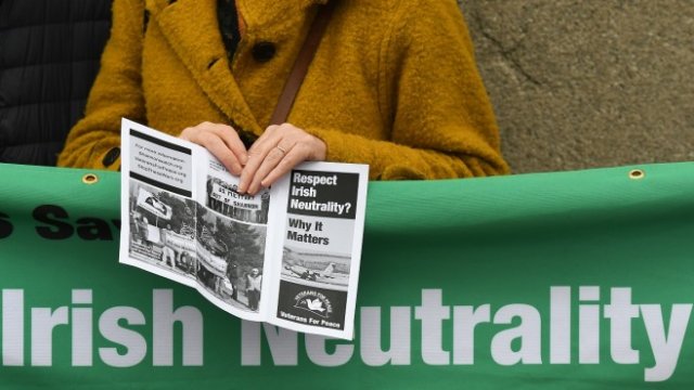 <p>
	Протест от 2019 г. в подкрепа на неутралитета на Ирландия. <em>Снимка: Artur Widak/NurPhoto via Getty Images</em></p>
