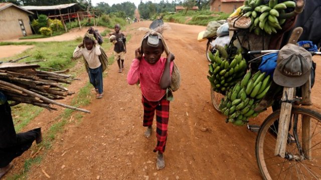 <p>
	Справянето с бедността има нужда от реални решения. <em>Снимка: Ройтерс</em></p>
