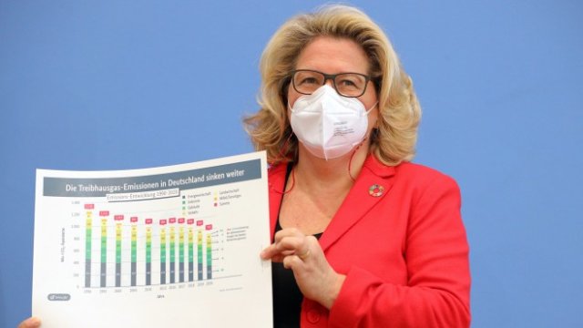 <p>
	Германският екоминистър Свеня Шулце. <em>Снимка: EPA/CHRISTIAN MARQUARDT / POOL</em></p>
