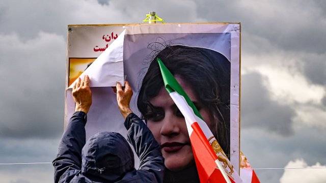 Смъртта на Махза Амини предизвика протести не само в Иран, но и по целия свят. Снимка: EPA/FILIP SINGER