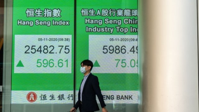 <p>
	Широкият индекс <strong>MSCI </strong>за акциите в Азиатско-Тихоокеанския регион извън Япония отбеляза ръст от 0,32%.&nbsp;<em>Снимка: Chan Long Hei/Bloomberg</em></p>
