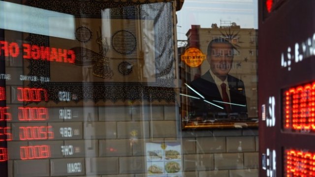 <p>
	Портрет на Ердоган в чейндж бюро в Истанбул. <em>Снимка: EPA/ERDEM SAHIN</em></p>
