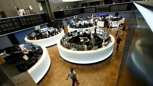 <p>
	Фондовата борса във Франкфурт. <em>Снимка: Архив Ройтерс</em></p>
