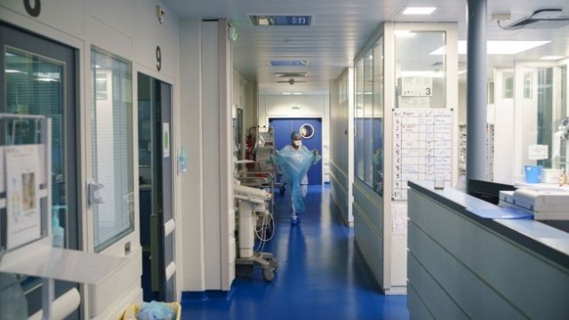 Болниците са готови да реагират на увеличаващия се брой новозаразени с Covid