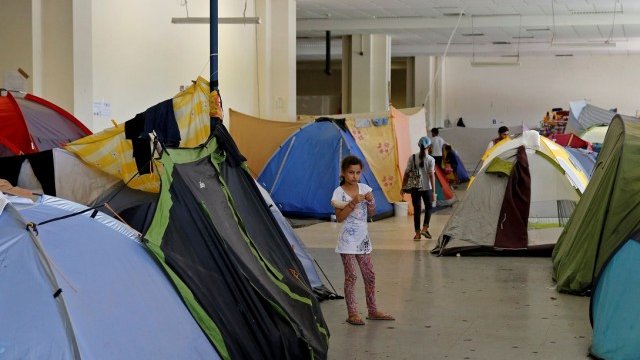 <p>
	Бежанци в Атина. <em>Снимка: Ройтерс</em></p>
