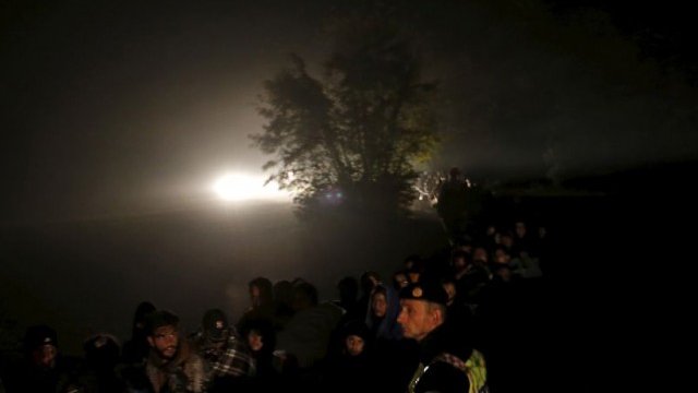 <p>
	Стотици имигранти в продължение на седмици престояха на границата между Унгария и Хърватия през 2015 г., след като Будапеща затегна граничния контрол заради бежанската вълна. <em>Снимка: архив, Ройтерс</em></p>
