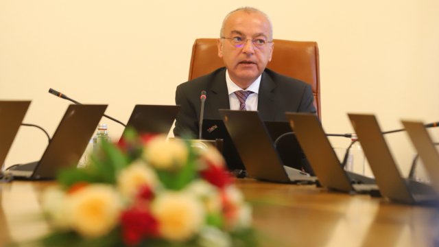 Несигурността за страната ни идва и от нарушените вериги за доставки на енергийни ресурси, смята служебният премиер. Снимка: Михаела Катеринска, БГНЕС