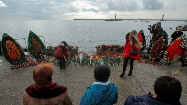 <p>
	В Сочи хора полагат цветя в памет на загиналите при катастрофата. <em>Снимка: Ройтерс</em></p>
