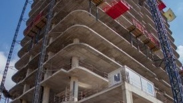 <p>
	Небостъргачът &quot;Златен век&quot; в квартал &quot;Лозенец&quot;.&nbsp;<em>Снимка: Димитър Кьосемарлиев, Investor Media Group</em></p>
