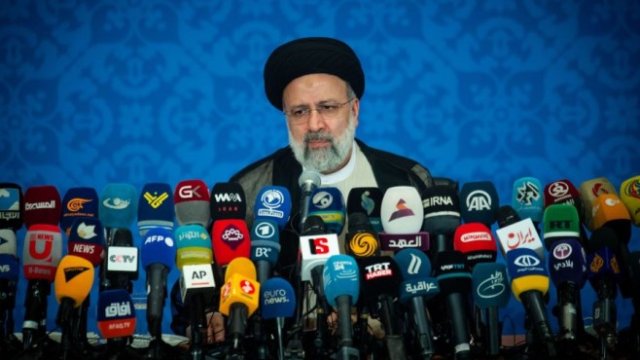 <p>
	Ебрахим Раиси на първата му пресконференция след изборите.<em> Снимка: Ali Mohammadi/Bloomberg</em></p>
