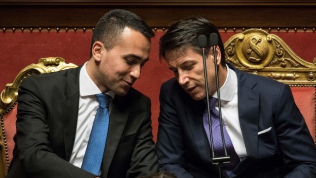 <p>
	Луиджи ди Майо (ляво) и Джузепе Конте. <em>Снимка: Bloomberg</em></p>
