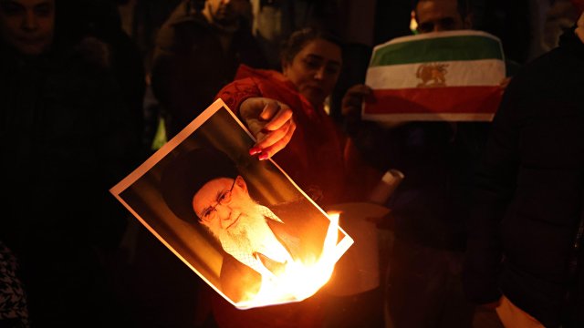 Демонстранти в Лондон в подкрепа на протестиращите в Иран горят портрет на лидера Али Хаменей. Снимка: EPA/NEIL HALL