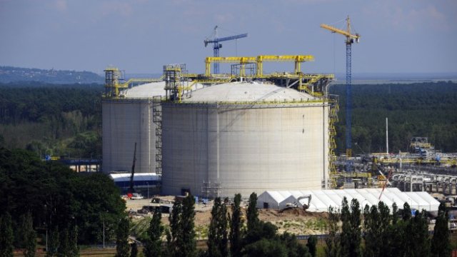 <p>
	Полският&nbsp;терминал за втечнен природен газ "Швиноуйшче" в процес на изграждане.&nbsp;<em>Снимка: Ройтерс</em></p>
