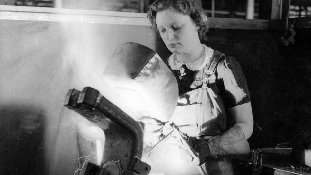 <p>
	По време на Втората световна война мъжете се бият на фронта, а жените работят във фабриките. <em>Източник: WikiPedia</em></p>
