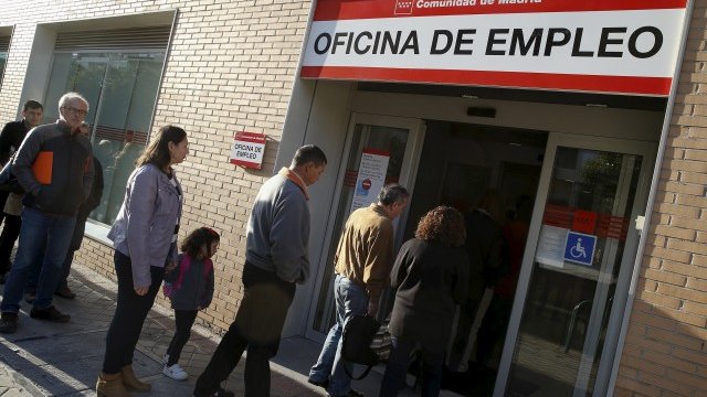 <p>
	Безработни се регистрират в бюро по труда в Испания. <em>Снимка: Ройтерс</em></p>
