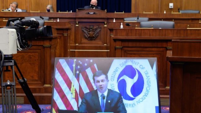<p>
	Американският транспортен министър Пийт Бутиджидж по време на изслушване пред Камарата на представителите на САЩ. <em>Снимка:&nbsp;Erin Scott/Bloomberg</em></p>
