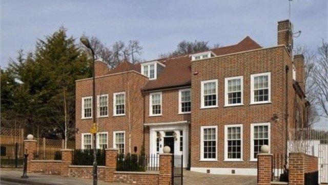 <p>
	Жилищен имот в Хемпстед, предлаган под наем за 15 хил. паунда на седмица. <em>Снимка: Savills</em></p>
