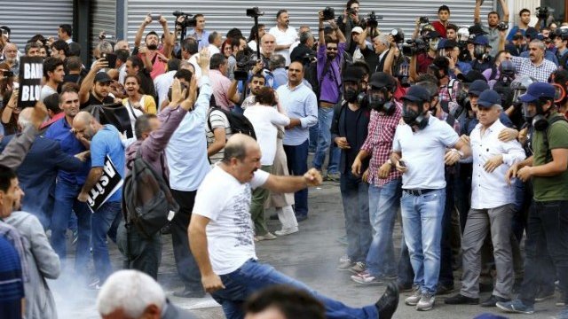 <p>
	Турската полиция използва сълзотворен газ, за да разпръсне тълпите демонстранти в региона. <em>Снимка: Ройтерс</em></p>
