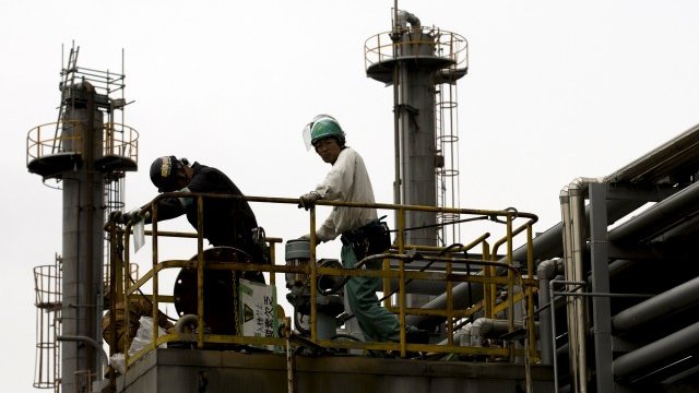 <p>
	Петролна рафинерия в Кавасаки. <em>Снимка: Ройтерс</em></p>
