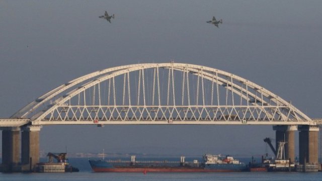 <p>
	<span font-size:="" pt="" style="color: rgb(102, 102, 102); font-family: ">Руски изтребители над моста. <em>Снимка: Архив Ройтерс</em></span></p>
