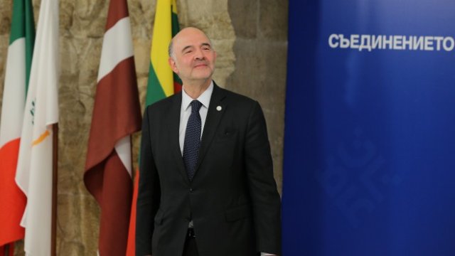 <p>
	Пиер Московиси преди началото на днешната среща на европейските финансови министри в София. <em>Снимка: Ройтерс</em></p>
