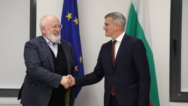 <p>
	Стефан Янев се срещна с Франс Тимерманс в петък след конференция за зеления преход в София. <em>Снимка: БГНЕС</em></p>
