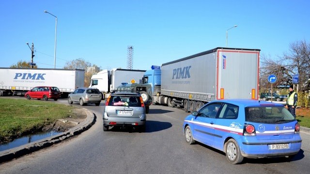 <p>
	Превозвачи блокираха Дунав мост край Русе. <em>Снимка: БТА</em></p>
