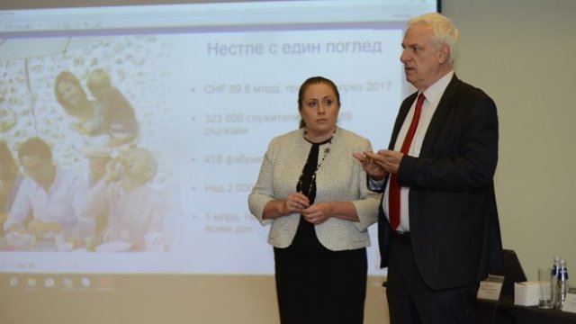<p>
	Нели Ангелова, мениджър комуникации и изпълнителният директор на &quot;Нестле България&quot; Емануел Артур. <em>Снимка: компанията</em></p>
