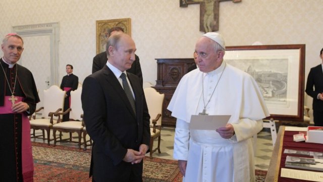 <p>
	&nbsp;Путин (вляво) и папата при срещата им през 2019 г. <em>Снимка: EPA/ALEXEI DRUZHININ</em></p>
