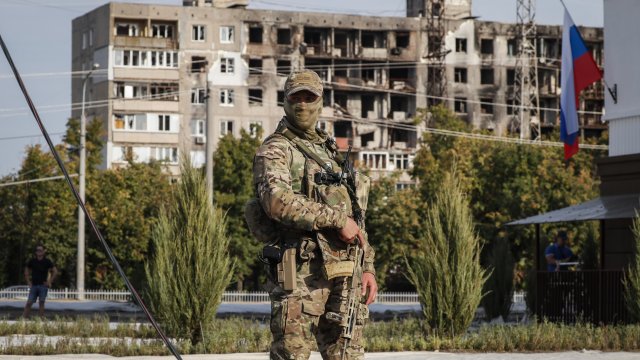 руските военни, показва руски военнослужещ в Мариупол, Украйна, 30 август 2022 г. Снимка: EPA/YURI KOCHETKOV