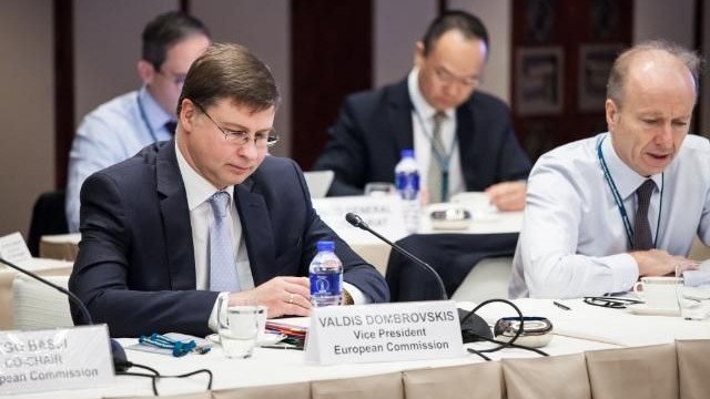 <p>
	Валдис Домбровскис (вляво).<em> Снимка: Европейска комисия&nbsp;</em></p>
