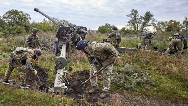 Украински военнослужещи се подготвят за стрелба от пленена руска 152,4 мм гаубица Мста-Б на фронтовата линия край град Купянск, Харковска област, Украйна, 6 октомври 2022 г. Снимка: ЕРА
