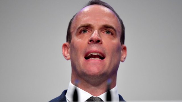 <p>
	<em>Британският министър за Brexit Доминик Рааб, Снимка: Ройтерс</em></p>
