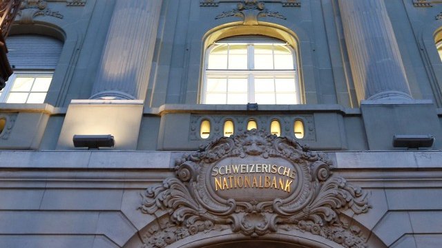 Швейцария очаква постепенен спад на франка след скока от 15%