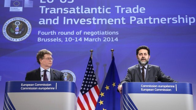 <p>
	САЩ и ЕC обсъждат търговското споразумение, което ще повиши търговията между тях и ще създаде стотици хиляди нови работи места от двете страни на Атлантическия океан. <em>Снимка: &nbsp;Ройтерс</em></p>
