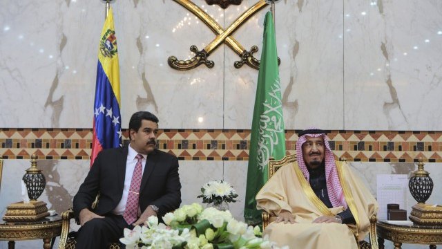 <p>
	Президентът на Венецуела Николас Мадуро бе посрещнат от Принца на Саоудитска Арабия Салман в Риад на 11 януари 2015 г. <em>Снимка: Ройтерс</em></p>
