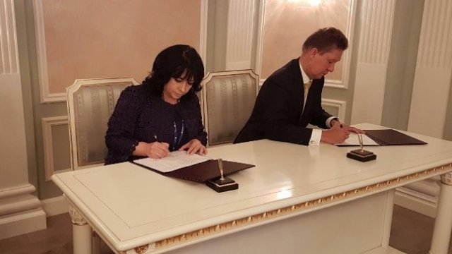 <p>
	<em>Теменужка Петкова и Алексей Милер подписват меморандум през 2017 година. Снимка: Архив Министерство на енергетиката</em></p>
