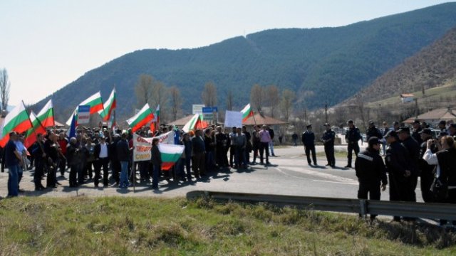 <p>
	На протест преди изборите животновъди блокираха пътища в страната. <em>Снимка: БТА</em></p>
