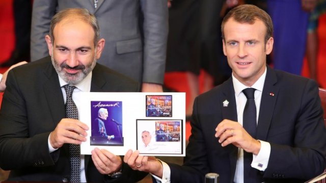<p>
	Арменският министър-председател Никол Пашинян и френският президент Еманюел Макрон по време на срещата в Ереван,&nbsp;<em>Снимка: Ройтерс</em></p>
