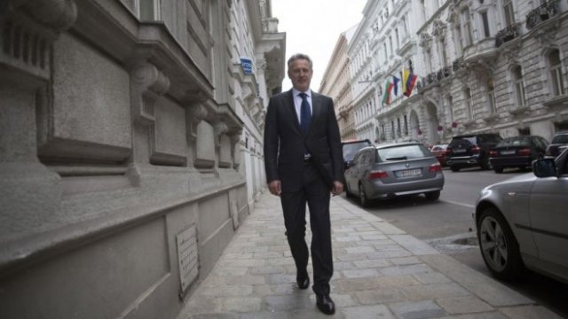 <p>
	Дмитро Фирташ във Виена. <em>Снимка: Simon Dawson/Bloomberg</em></p>
