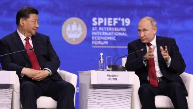 <p>
	Президентът на Китай Си Дзинпин и президентът на Русия Владимир Путин по време на икономическия форум в Санкт Петербург. <em>Снимка: Andrey Rudakov/Bloomberg</em></p>

