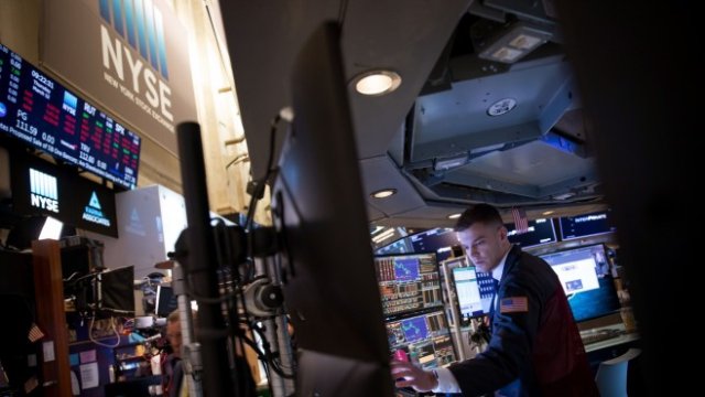 <p>
	Търговец на борсата в Ню Йорк. <em>Снимка: Michael Nagle/Bloomberg</em></p>
