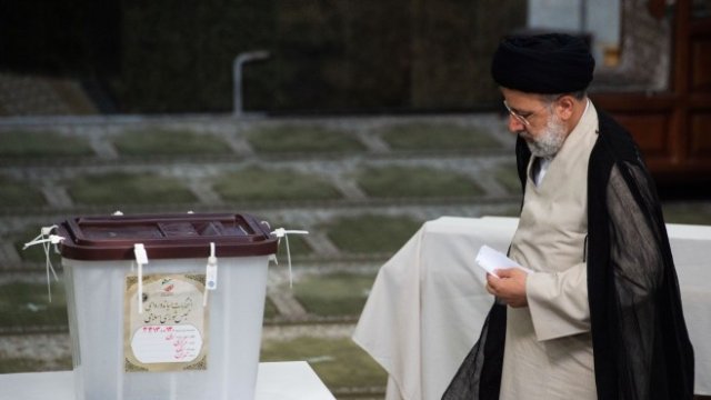 <p>
	Ебрахам Раиси. <em>Снимка:&nbsp;Ali Mohammadi/Bloomberg</em></p>
