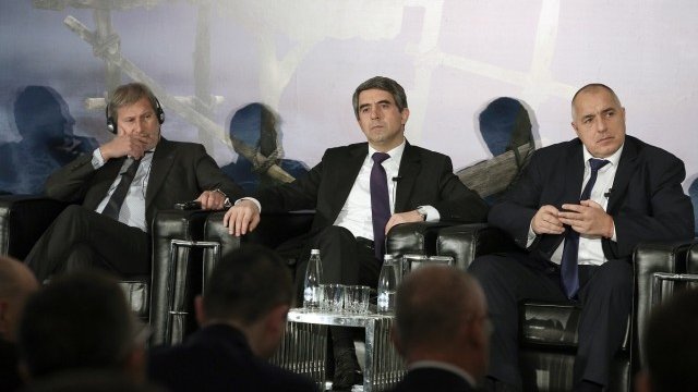 <p>
	Йоханес Хан (вляво), Росен Плевнелиев (в средата) и Бойко Борисов (вдясно). <em>Снимка: БТА</em></p>
