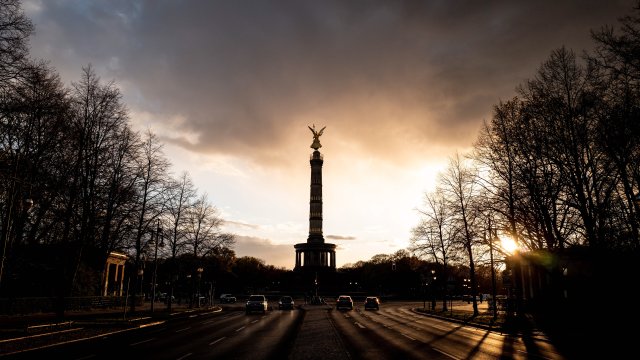 Колоната на победата в Берлин вече не се осветява през нощта като част от мерките за пестене на енергия. Снимка: EPA/БГНЕС